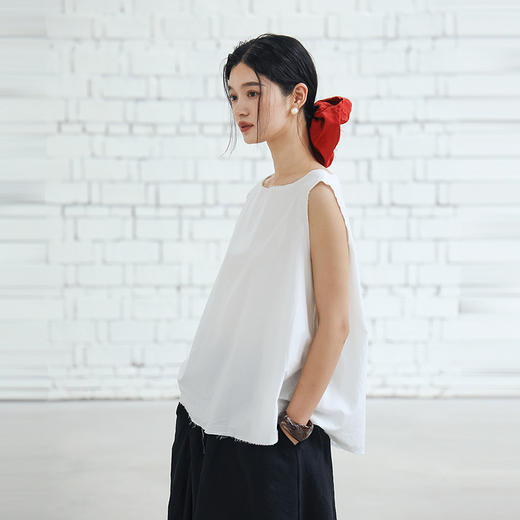 绽放女装452朵/【黑白灰系列·风穿过身体】汉麻棉毛边A摆背心女 商品图1