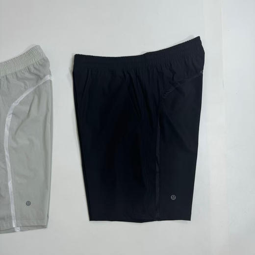 原单正品露露乐檬Pace Breaker经典9寸休闲短裤，无内衬
灰白/黑色 S-XXL
原价550 商品图4