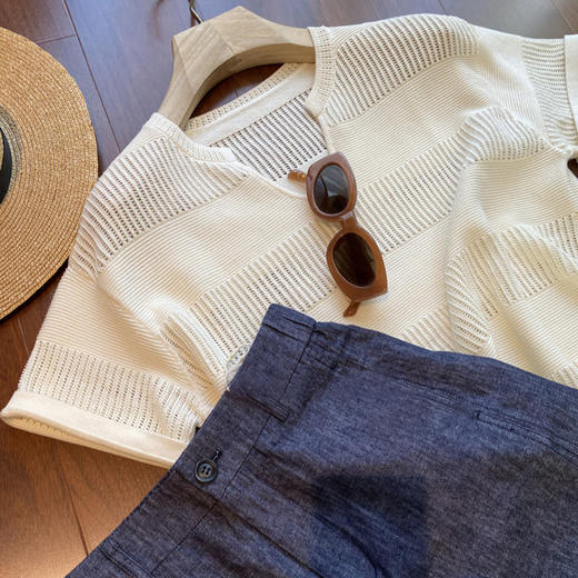 简约而又不失精致感！！2025新疆长绒棉挑孔缕空条纹U领短袖针织衫女款！ 商品图1