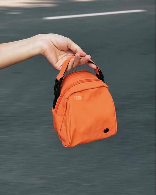 【多功能鸡蛋包】出门旅游搭子，贝壳的形状设计搭配可以作手提包，双肩包，斜挎包可以满足多种场合的需求可以放下水杯小雨伞，遛娃的妈咪包一定选它! 商品图3