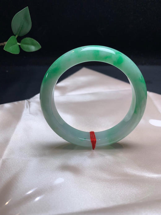 620556，57.5绿底正圈手镯，满圈带绿底， 底子干净清爽 色好 底妆细腻 商品图1