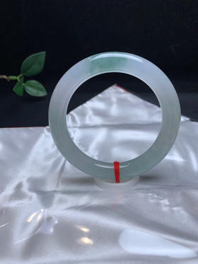 620557，55.8 冰飘花圆条 ，冰冰的、条形好，一节带些油青色，干净冰透