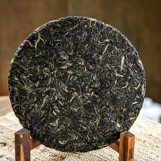 【王侯将相—忠武侯：诸葛亮】约8900一芽一叶成就一片茶饼 比茶王地单株更奢侈豪华！2025年头春茶，普洱茶区，357克/饼茶，一箱内含6饼茶 拍5箱发6箱 商品图3