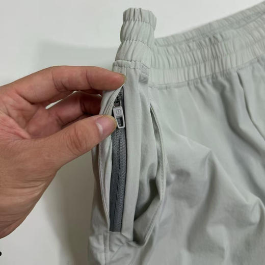 原单正品露露乐檬Pace Breaker经典9寸休闲短裤，无内衬
灰白/黑色 S-XXL
原价550 商品图9