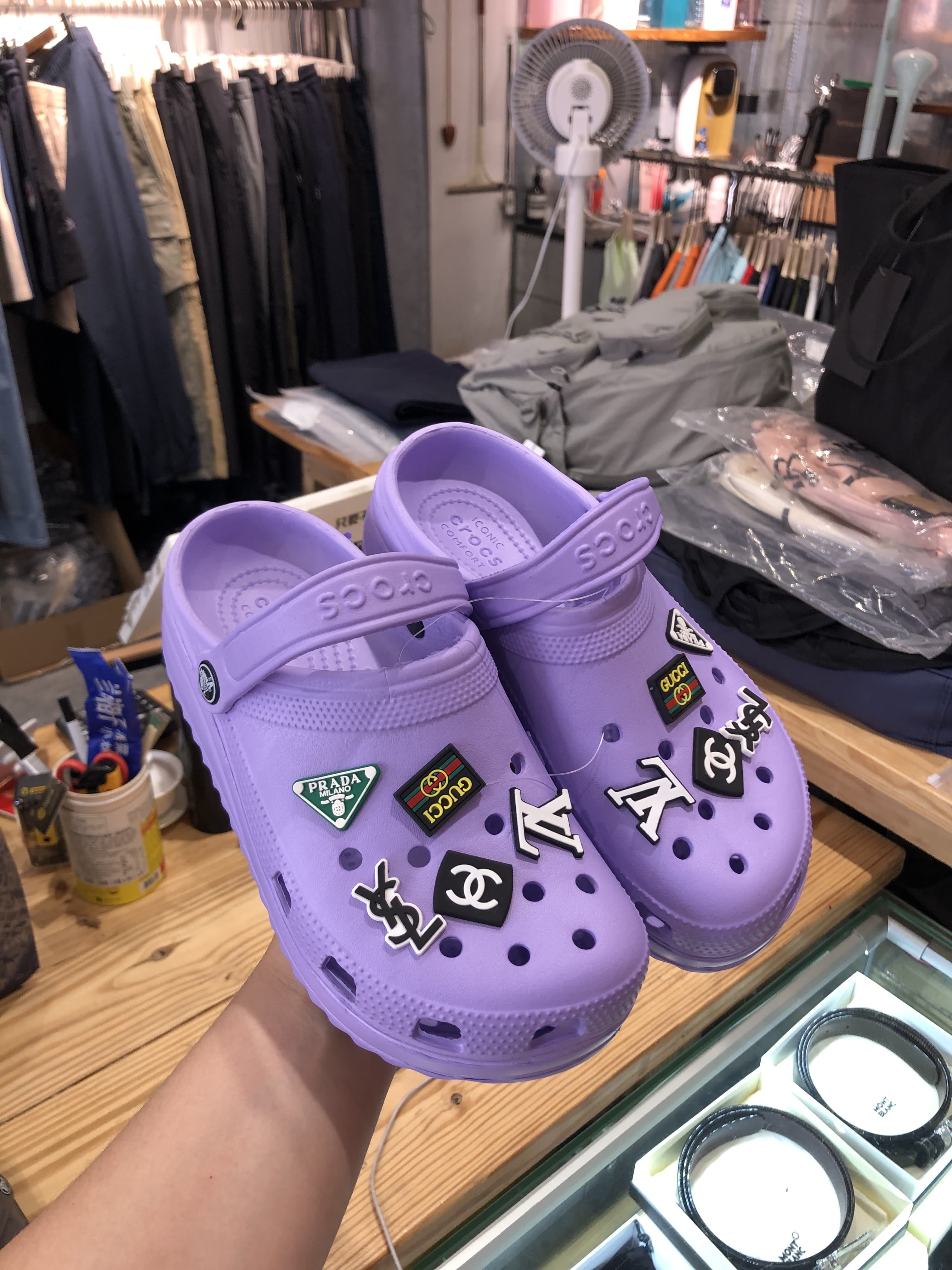 卡骆驰洞洞鞋为什么贵