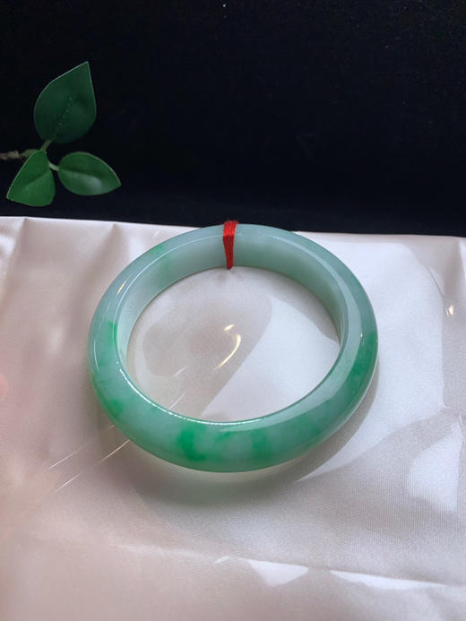 620556，57.5绿底正圈手镯，满圈带绿底， 底子干净清爽 色好 底妆细腻 商品图4