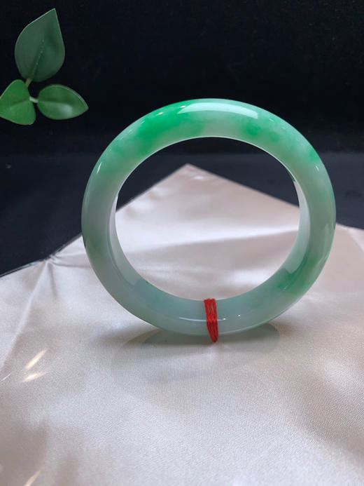 620556，57.5绿底正圈手镯，满圈带绿底， 底子干净清爽 色好 底妆细腻 商品图2