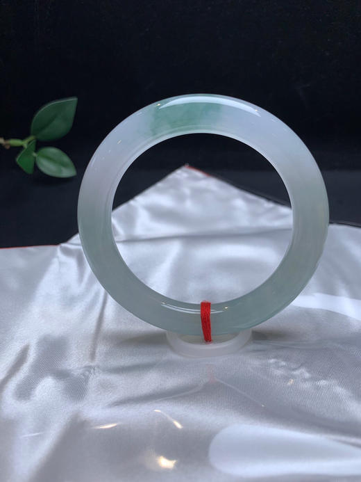 620557，55.8 冰飘花圆条 ，冰冰的、条形好，一节带些油青色，干净冰透 商品图1