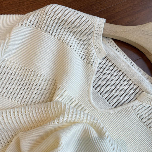 简约而又不失精致感！！2025新疆长绒棉挑孔缕空条纹U领短袖针织衫女款！ 商品图0