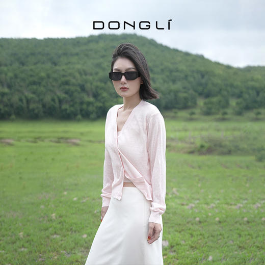 东黎 • 温柔的海风 山羊绒桑蚕丝亚麻女士经典V领开衫 5217 商品图1