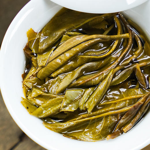 【王侯将相—忠武侯：诸葛亮】约8900一芽一叶成就一片茶饼 比茶王地单株更奢侈豪华！2025年头春茶，普洱茶区，357克/饼茶，一箱内含6饼茶 拍5箱发6箱 商品图6