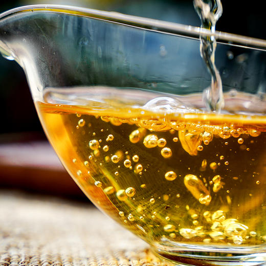 【王侯将相—忠武侯：诸葛亮】约8900一芽一叶成就一片茶饼 比茶王地单株更奢侈豪华！2025年头春茶，普洱茶区，357克/饼茶，一箱内含6饼茶 拍5箱发6箱 商品图4