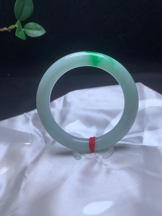 620553，54.3 飘阳绿圆条，带浅绿底，底子干净 飘一抹阳绿色，清爽有特色 商品图1