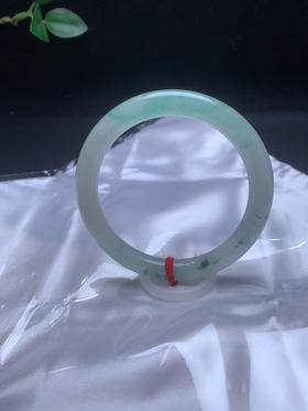 620548，53冰绿底细圆条，冰冰的，一大截淡雅的绿底色，一边飘花