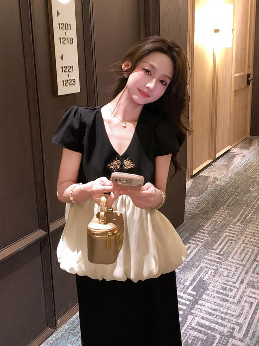 张心子【黑天鹅】V领气质盘扣气质显瘦上衣 U2507009 商品图6