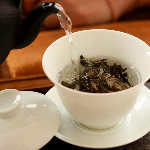 【王侯将相—忠武侯：诸葛亮】约8900一芽一叶成就一片茶饼 比茶王地单株更奢侈豪华！2025年头春茶，普洱茶区，357克/饼茶，一箱内含6饼茶 拍5箱发6箱 商品图5