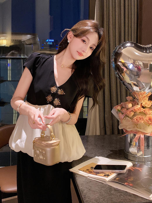 张心子【黑天鹅】V领气质盘扣气质显瘦上衣 U2507009 商品图2