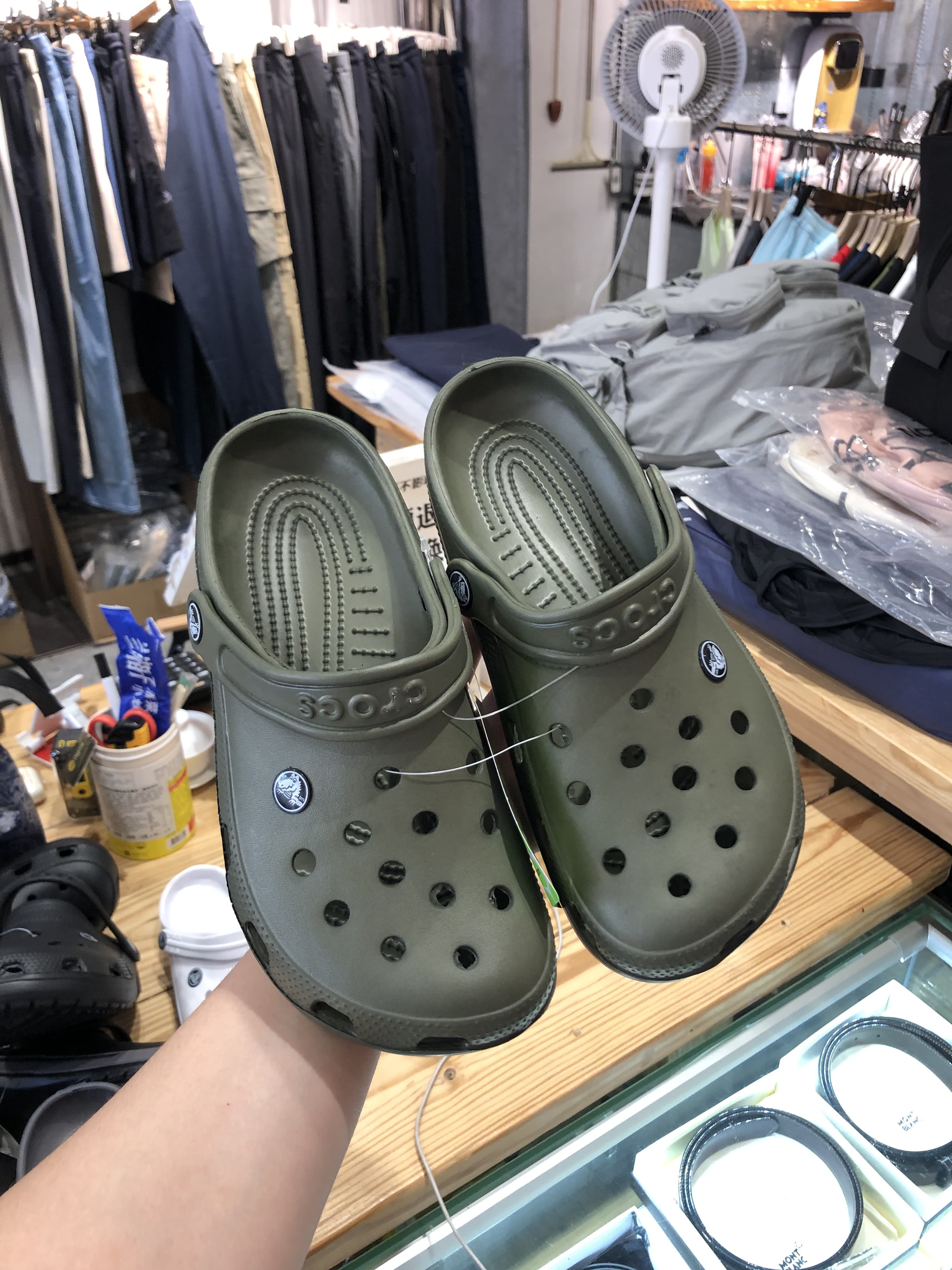 卡骆驰洞洞鞋为什么贵