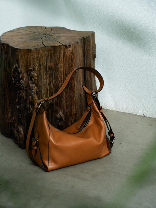 明治真皮轻奢大容量单肩腋下包 商品图0