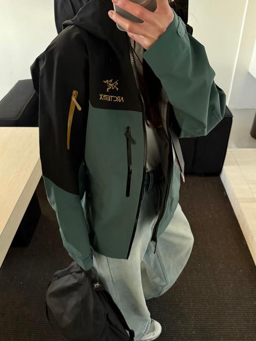 始祖鸟Aha系列SV7代  GORE-TEX Pro 刺绣硬壳冲锋衣（MG） 商品图3