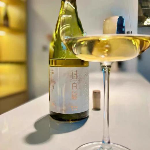 【诗百篇】中国怀来迦南酒业 珍藏霞多丽干白葡萄酒 热带水果的香气 8个月橡木桶带来的奶油及烘烤味道 珍藏级别用来宴客和馈赠都尽显规格 充分冰镇后饮用 2016/2017/2018随机发货 商品图8