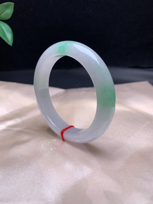 620563，53.2飘绿正圈手镯，润润的 干净清爽，底子均匀 商品图3