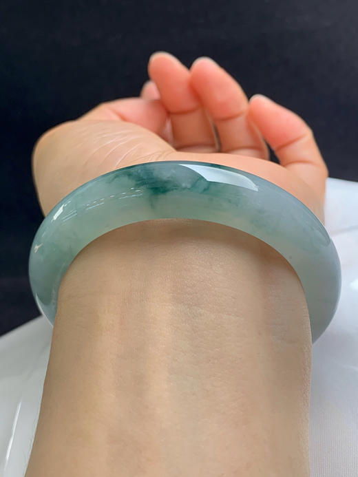 620564，56圈口，糯化飘花正圈平安镯，蓝底飘蓝花，种老水足 商品图4