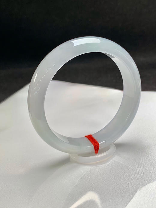 620565，56.5圈口，糯化淡蓝正圈平安镯，很淡的底色，接近白月光 商品图1