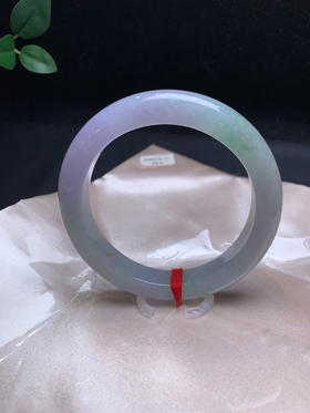 620561，60 糯冰底春彩手镯、清新秀气有特色，润润的