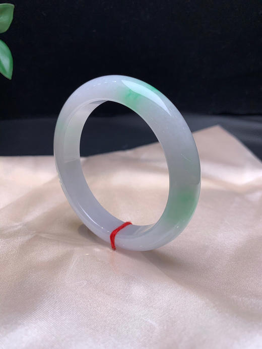 620563，53.2飘绿正圈手镯，润润的 干净清爽，底子均匀 商品图1