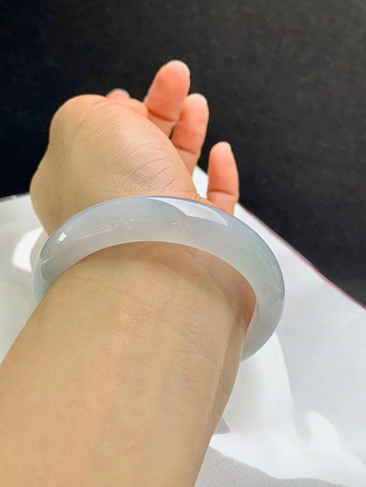 620565，56.5圈口，糯化淡蓝正圈平安镯，很淡的底色，接近白月光 商品图5