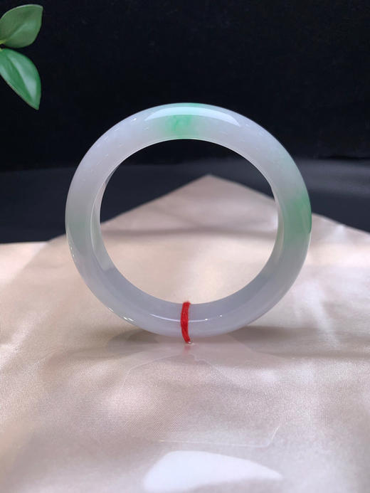 620563，53.2飘绿正圈手镯，润润的 干净清爽，底子均匀 商品图0