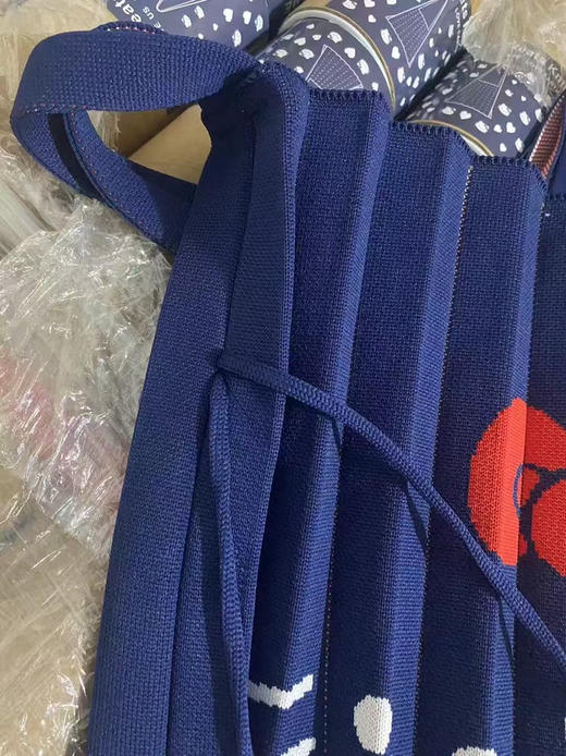 原单正品三丽鸥桶装百褶kitty猫单肩包
尺寸：36*33cm约200克重
代购500➕ 商品图4