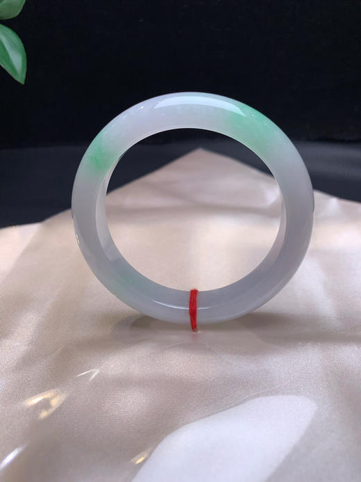 620563，53.2飘绿正圈手镯，润润的 干净清爽，底子均匀 商品图2