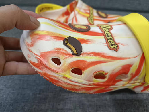 出欧美订单时尚品牌好时洞洞鞋
fsc环保认证，原价15刀
鞋子没有任何异味，穿起来安全可靠
码数:31，32.5，33.5，35，36，37.5，38.5 商品图6