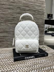 mini小书包白色皮料的质感近距离感受下