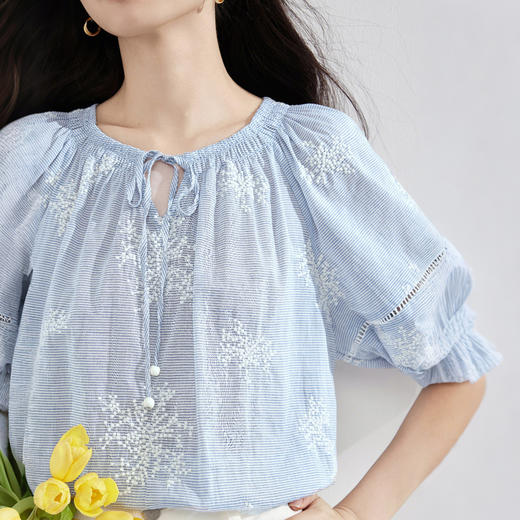 【夏日新品】熙世界法式重工刺绣衬衫女短袖夏季宽松小众设计系带圆领全棉上衣 商品图3
