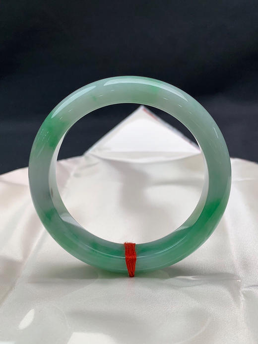 620579，53.6圈口，飘绿正圈平安镯，飘得多，底子细腻有水 商品图3