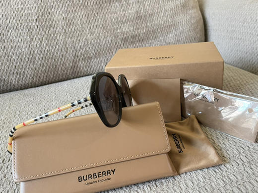 好折！Burberry 经典格纹镜腿 不规则镜片 墨镜57mm 配镜盒全套 商品图3