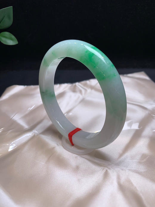 620571，60.8飘绿大圈口手镯，干净有种水，飘清新绿花 商品图3