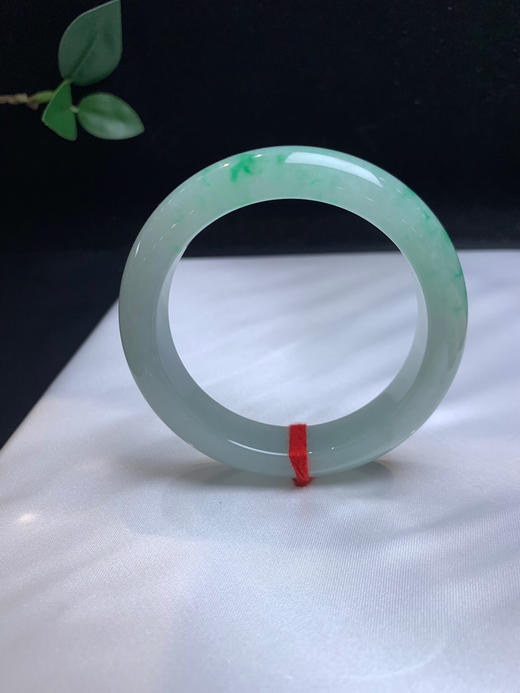 620570，54 糯冰飘绿手镯，条形不错，整条干干净净的，一截截清新绿花，润润的 商品图0