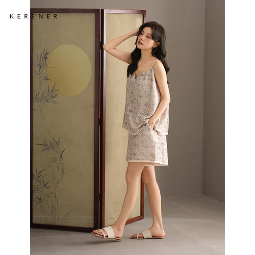 可人儿带bra泡泡绵女士吊带短裤睡衣夏季可外出家居服长裤三件套 商品图3