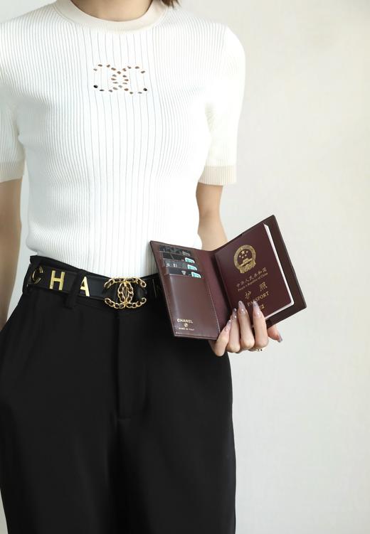 香奈儿经典护照夹 鱼子酱牛皮黑色淡金 （MM） 商品图2
