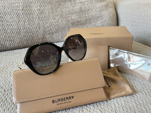好折！Burberry 经典格纹镜腿 不规则镜片 墨镜57mm 配镜盒全套 商品图2