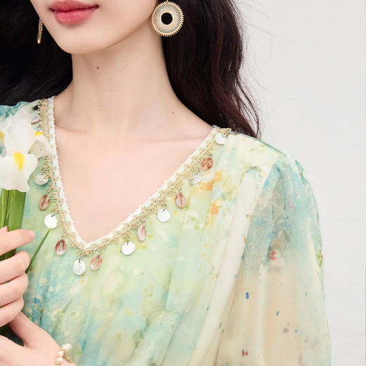 【07/23新品】熙世界艺术油画晕染连衣裙女夏季设计感贝壳V领海边度假印花裙子 商品图3