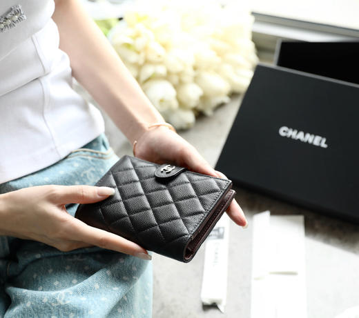 香奈儿鱼子酱黑色按扣护照夹（MM） 商品图6