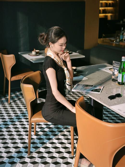 FENDI 罗马锁扣图桑蚕丝围巾（EJ*MM） 商品图2