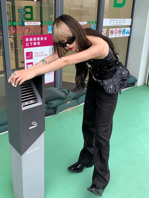 巴黎世家-秋冬新款Le Cagole月牙包机车包，抓皱牛皮制作！（LZ） 商品图2