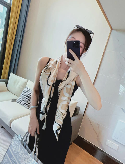 FENDI 罗马锁扣图桑蚕丝围巾（EJ*MM） 商品图6