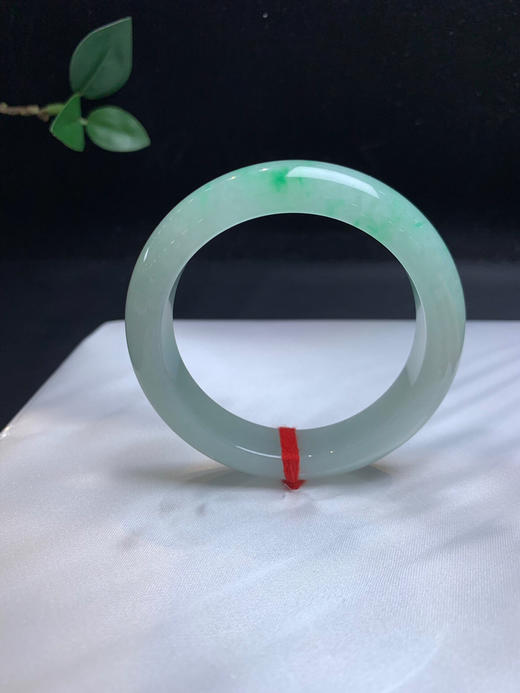 620570，54 糯冰飘绿手镯，条形不错，整条干干净净的，一截截清新绿花，润润的 商品图1